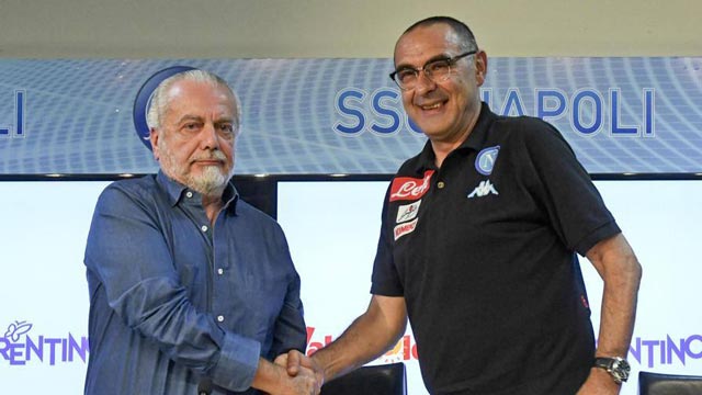 Chủ tịch Aurelio De Laurentiis của Napoli đang rất hài lòng với những gì HLV Maurizio Sarri (phải) làm được cho đội bóng