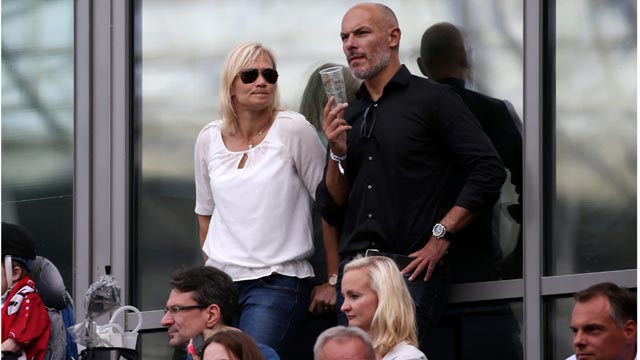 Steinhaus bên cạnh cựu trọng tài nổi tiếng Howard Webb