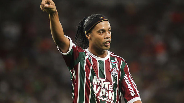 Năm 2015, Ronaldinho khoác áo Fluminense nhưng chỉ ra sân có 7 trận. Tiếp đấy, Ronaldinho chia tay CLB Brazil và dành thời gian tham gia những trận đấu biểu diễn hoặc từ thiện