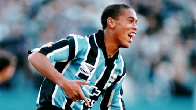 Ronaldinho gia nhập đội trẻ Gremio vào năm 1987. Trong quãng thời gian dài gắn bó với Gremio, Ronaldinho ghi được 21 bàn sau 52 trận