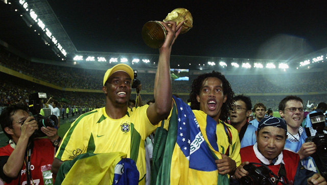 Mùa Hè 2002, Ronaldinho thi đấu ấn tượng, góp công vào chức vô địch World Cup của ĐT Brazil. Riêng Ronaldinho, người ta vẫn nhớ đến cú sút phạt thần sầu vào lưới ĐT Anh ở vòng tứ kết tại giải đấu được tổ chức tại Hàn Quốc - Nhật Bản