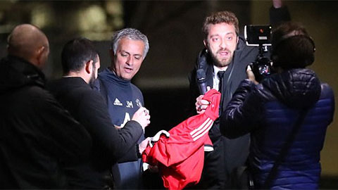 Mourinho gượng gạo ký lên áo in tên Conte