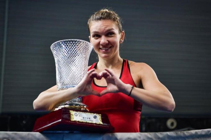 Simona Halep mặc chiếc váy đỏ không thương hiệu đăng quang tại Thâm Quyến mở rộng