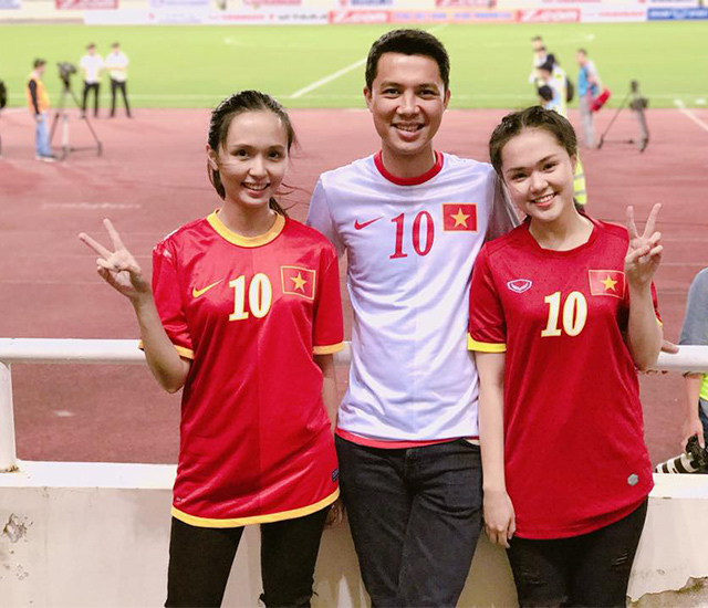 Quỳnh Anh và chị gái Huyền Mi thường xuyên ra sân cổ vũ các trận đấu của ĐT Việt Nam, Hà Nội FC nơi có sự xuất hiện của Duy Mạnh, Văn Quyết