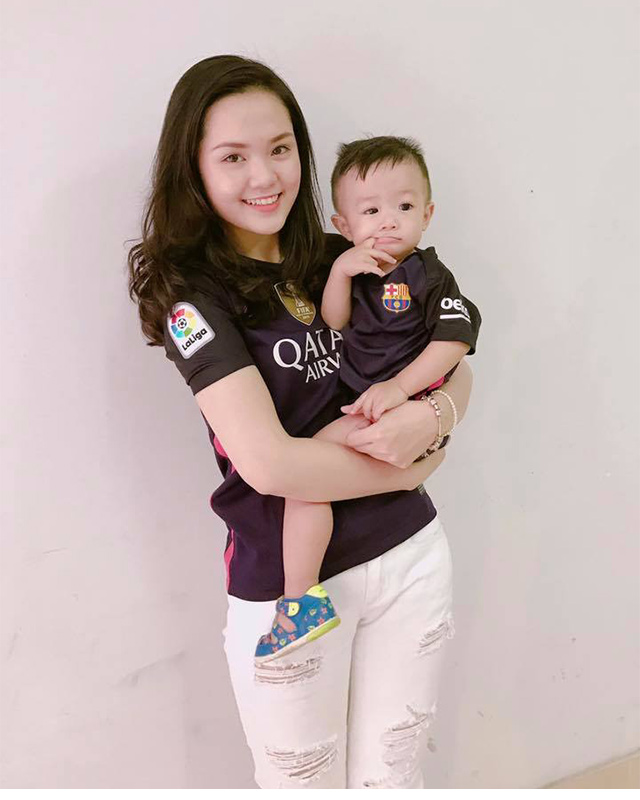 Quỳnh Anh chụp ảnh với cu Sóc, con trai của tuyển thủ Văn Quyết và chị gái Huyền Mi