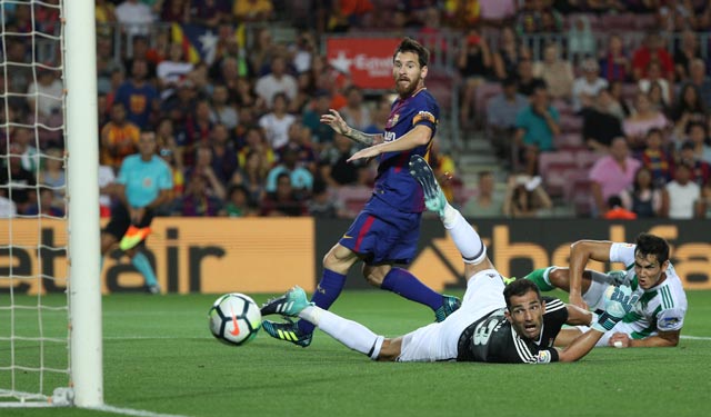 Messi (bìa trái) và đồng đội đủ sức vùi dập Betis