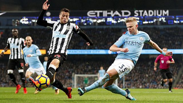 Zinchenko đã chơi tốt ở trận đầu tiên đá chính tại Ngoại hạng Anh