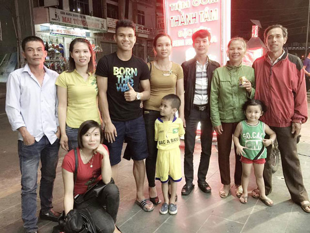 Phạm Xuân Mạnh (thứ 3 từ trái sang) mừng vì có cơ hội giúp đỡ bố mẹ trả nợ