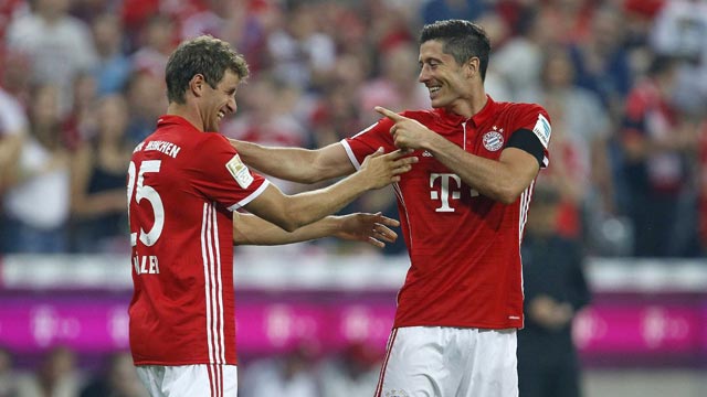 Mueller và Lewandowski đều ghi mỗi người 2 bàn ở trận thắng Bremen