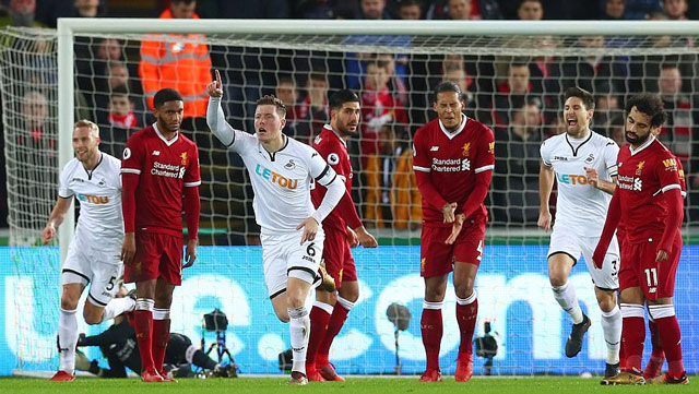 Van Dijk mắc lỗi dẫn đến bàn thua của Liverpool