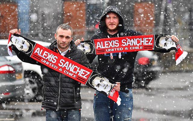 Sanchez được các fan M.U ra tận xe đón