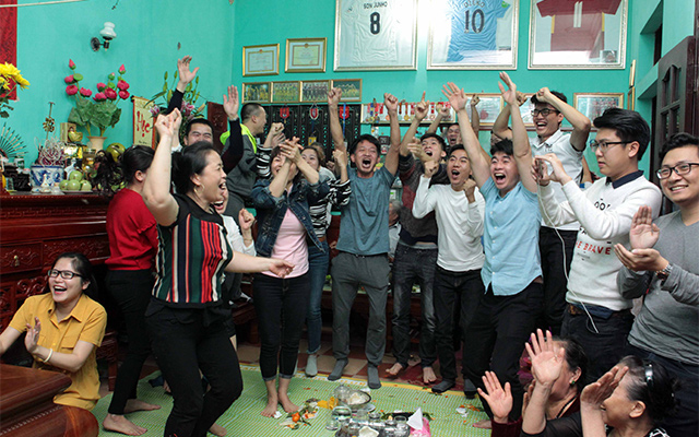 Cả gia đình và hàng xóm như vỡ òa sau bàn thắng gỡ hòa đầy cảm xúc của U23 Việt Nam. 