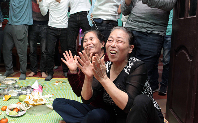 Niềm vui không chỉ riêng những người trẻ mà ngay cả các cụ bà lớn tuổi cũng hạnh phúc trước màn trình diễn tuyệt vời của U23 Việt Nam. 
