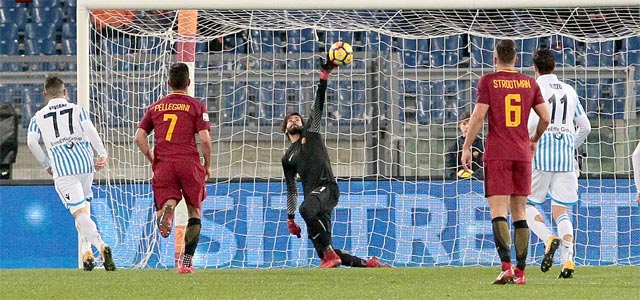 Lực lượng sứt mẻ khiến Roma (trái) dễ mất điểm trên sân của Sampdoria