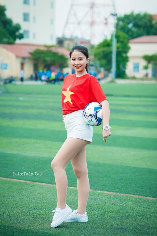 Những nữ sinh viên Đại học Hàng Hải là những fan cứng của các chàng trai U23 Việt Nam