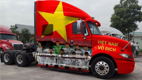 Các CĐV trang trí ôtô để cổ vũ U23 Việt Nam