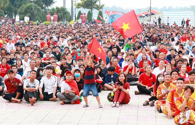 Không chỉ ở các         thành phố lớn mà ngay cả tại những vùng xa như Vĩnh Long, cũng có rất nhiều tụ điểm cổ vũ cho U23 Việt Nam