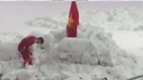 Xúc động khoảnh khắc Duy Mạnh cúi chào cờ Việt Nam trên tuyết