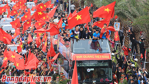 Hàng triệu người hâm mộ chào đón người hùng U23 Việt Nam
