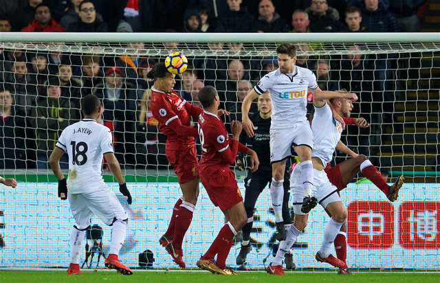 Van Dijk mắc lỗi dẫn đến bàn thua của Liverpool trận gặp Swansea