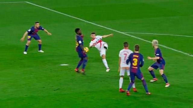 Barca may mắn thoát penalty dù Umtiti để tay chạm bóng trong vòng cấm