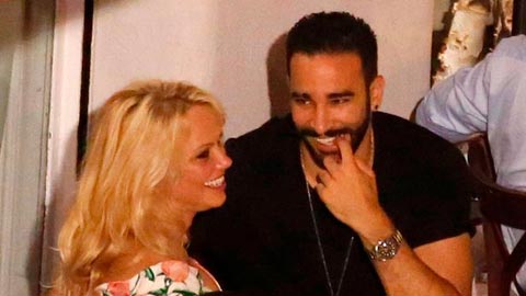 Hậu trường sân cỏ 31/1: “Bom sex” Pamela Anderson về Marseille sống cùng bạn trai kém 18 tuổi