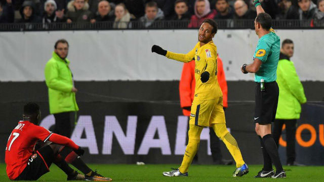 Neymar đã có hành động không đẹp với hậu vệ Traore của Rennes