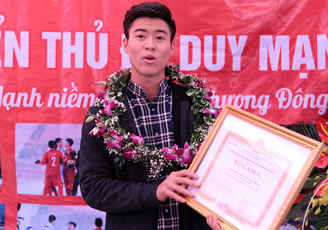 Trung vệ của Hà Nội FC khoe bằng khen của Thủ tướng Nguyễn Xuân Phúc sau khi cùng U23 Việt Nam giành ngôi Á quân ở giải châu lục. 