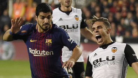 Luis Suarez bị cáo buộc có lời lẽ nhục mạ cầu thủ Valencia