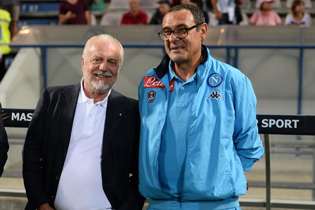 Vị chủ tịch De Laurentiis (trái) quyết định nâng lương gấp đôi cho HLV Sarri lên 3,5 triệu euro/mùa