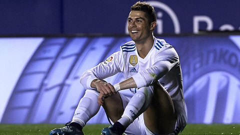 Ronaldo nổi giận khi bị camera bắt hình
