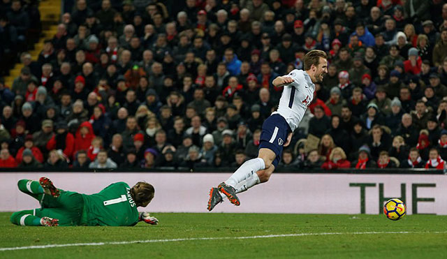 Các trọng tài có í kiến trái chiều về tình huống penalty đầu tiên của Tottenham