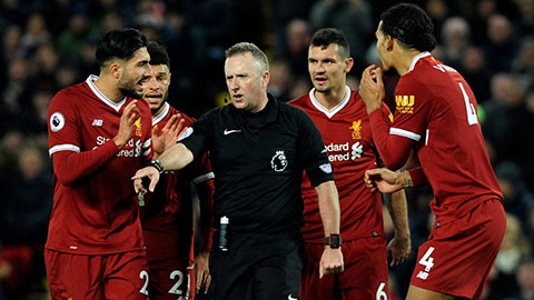Các trọng tài tranh cãi nảy lửa về 2 quả penalty ở trận Liverpool vs Tottenham