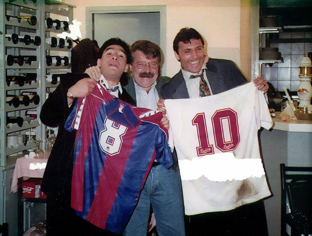 Stoichkov và Maradona (bìa trái) chính là những người phải cảm ơn Minguella (giữa) vì đã mang họ đến với Barca