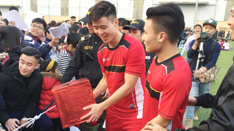 Khi các tuyển thủ U23 Việt Nam trả nghĩa cho quê hương