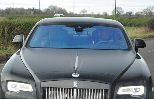 Tiền vệ Paul Pogba cũng diện một chiếc Rolls Royce tương tự người bạn thân Lukaku, nhưng là màu bạc