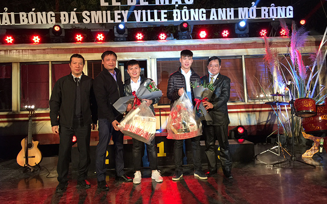 Thay mặt BTC, ông Nguyễn Trung Kiên, Phó tổng biên tập báo Bóng đá lên trao phần quà 50 triệu đồng dành cho Quang Hải và Duy Mạnh sau thành công ở VCK U23 châu Á. 