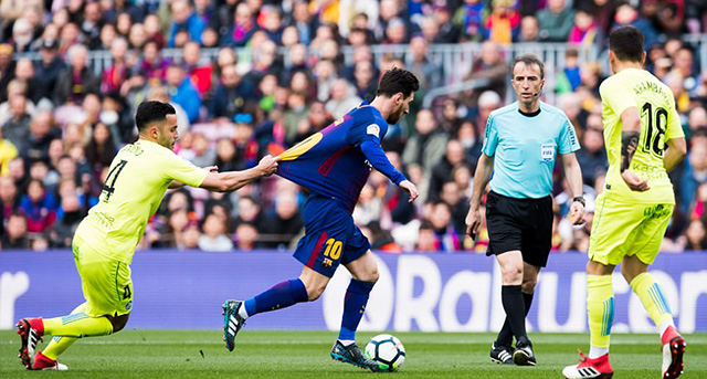 Messi bị kèm chặt