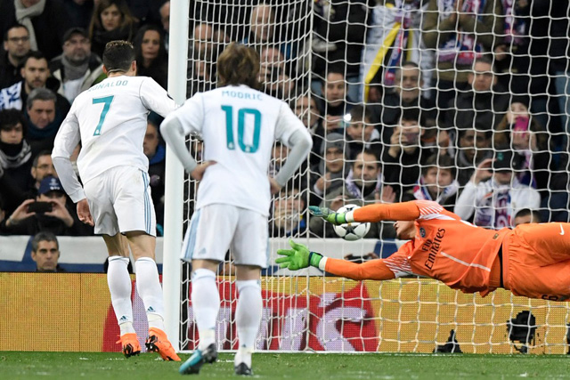 Ronaldo không mắc sai lầm trên chấm 11m, ghi bàn thứ 100 cho Real tại Champions League