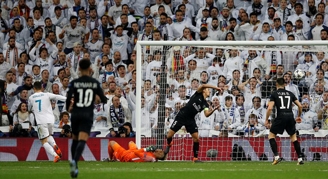 Ronaldo có bàn thắng kha may mắn nâng tỷ số lên 2-1