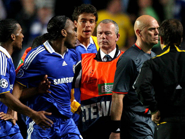 Trọng tài Ovrebo bỏ qua nhiều tình huống có thể thổi penalty cho Chelsea