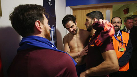 Fabregas "tâm sự" cùng Messi và Suarez ở Stamford Bridge