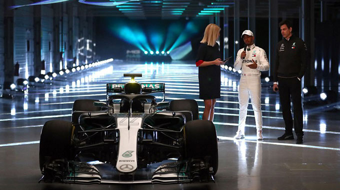 Mercedes ra mắt xe mới, Lewis Hamilton xác nhận tin vui