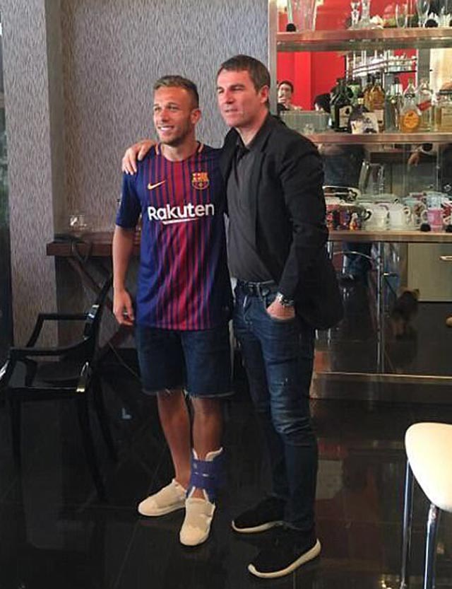 Arthur Melo khoác áo Barca đứng cạnh GĐKT Robert Fernandez