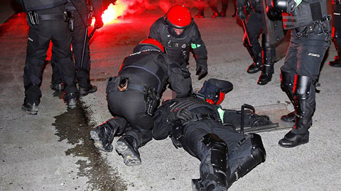 Hỗn chiến giữa fan Spartak Moscow và Bilbao, 1 cảnh sát thiệt mạng