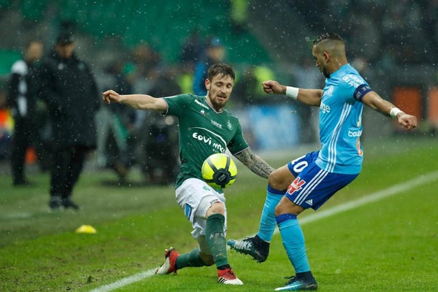 Debuchy (trái) đã để lại ấn tượng mạnh cùng 1 bàn thắng chỉ sau 3 trận cho St. Etienne