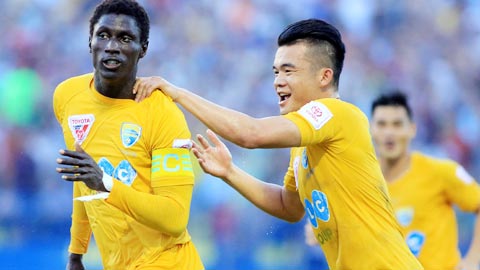 Omar sớm có bàn thắng vươn lên dẫn trước cho FLC Thanh Hóa - Ảnh: Minh Tuấn 