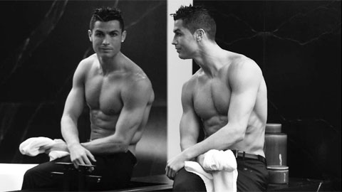 Cristiano Ronaldo thích soi gương và ghét… xem bóng đá