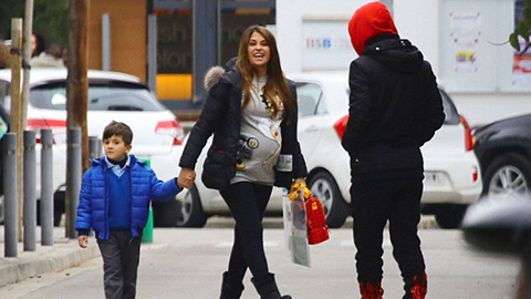 Messi thảnh thơi đưa vợ đi sắm đồ cho nhóc tì thứ ba