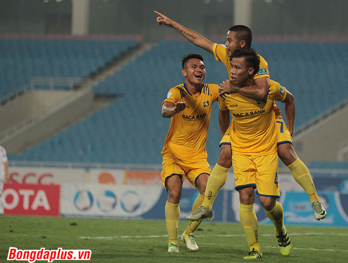 Xuân Mạnh là người đóng đinh trận đấu với chiến thắng 2-0 cho đội bóng xứ Nghệ trước Johor Darul Ta'zim - Ảnh: Phan Tùng